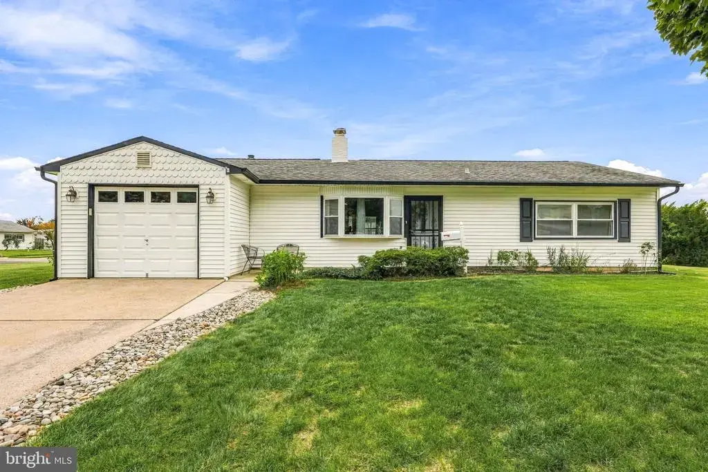 36 Sunset Ln, LEVITTOWN