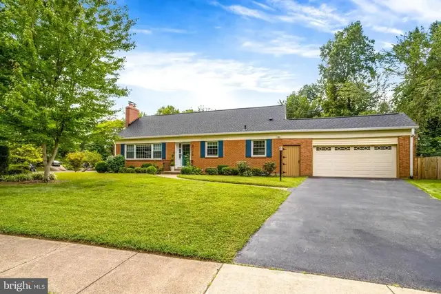 8718 Waterford Rd, Alexandria