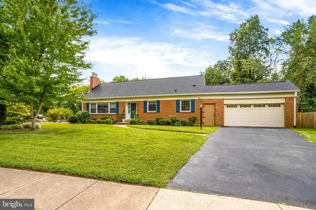 8718 Waterford Rd, ALEXANDRIA