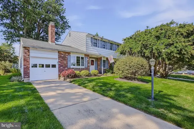 12 Kitty Ln, Newark