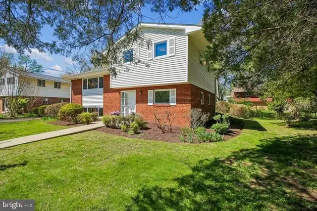 2 Lorre Ct, Rockville