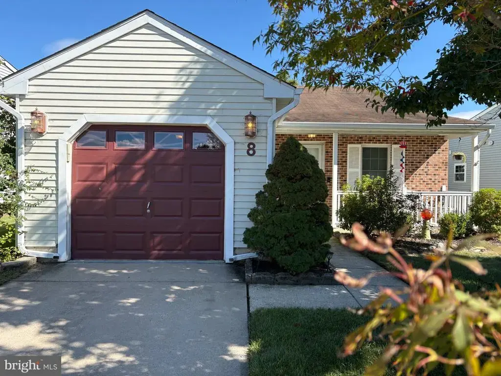 8 White Stone Ct, MT LAUREL