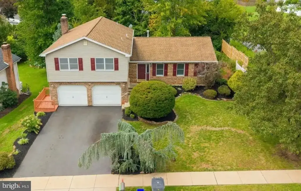 206 Lincoln Dr, READING