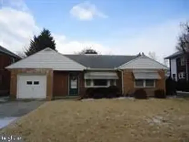 685 Colonial Ave, York