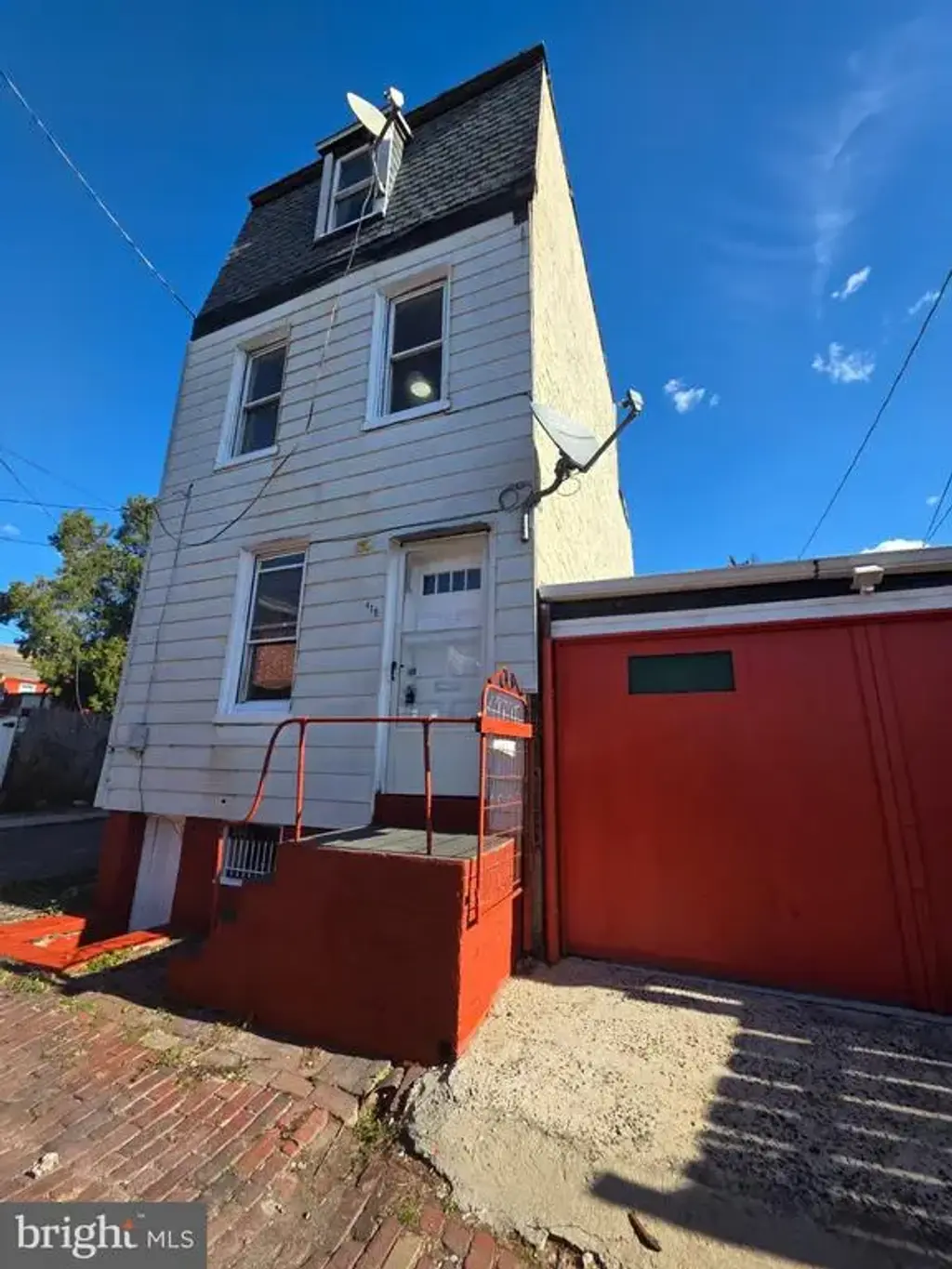 419 Bell Aly, READING