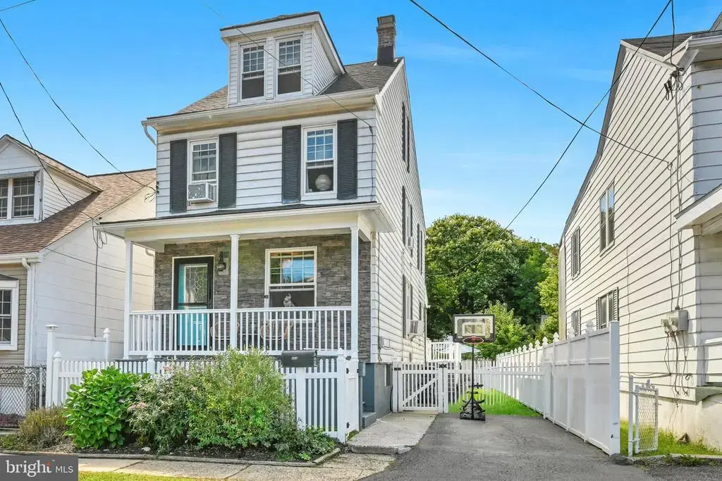 404 S Front St, SAINT CLAIR