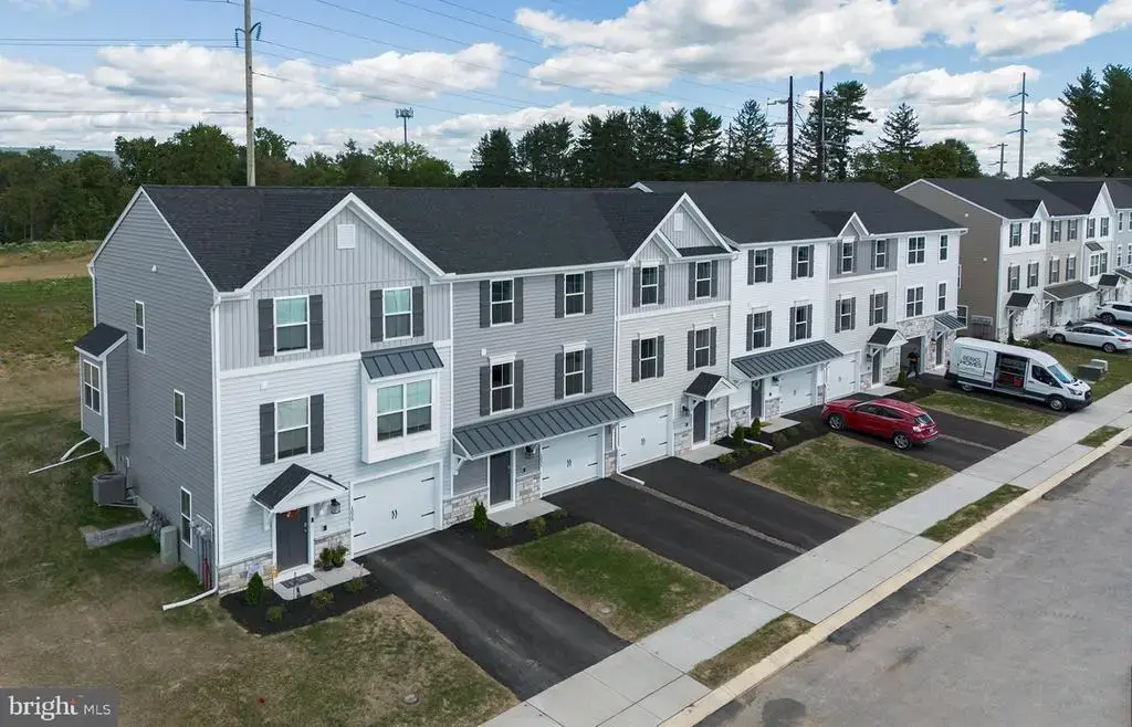 1033 Addie Ln, HARRISBURG