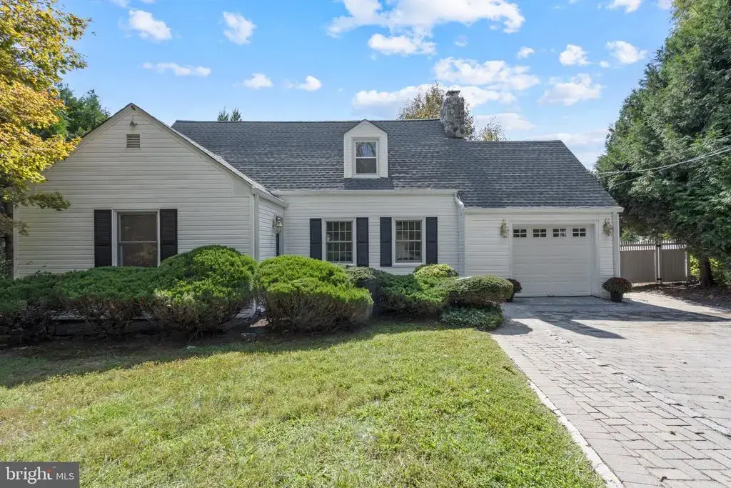 75 Hart Ave, HOPEWELL