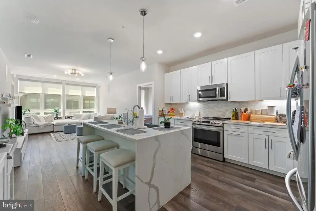 1761 Old Meadow Rd #420, MCLEAN
