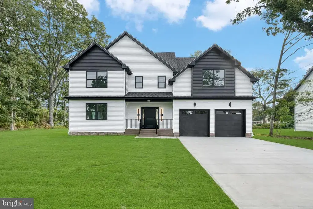 327 Arlington Ave N, BAYVILLE