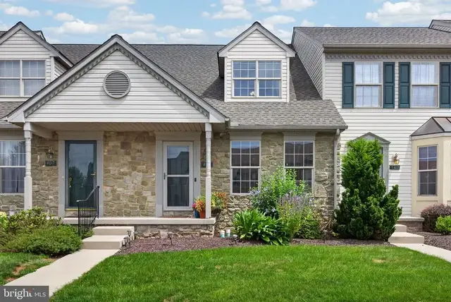 405 Cobblestone Ln, Lancaster