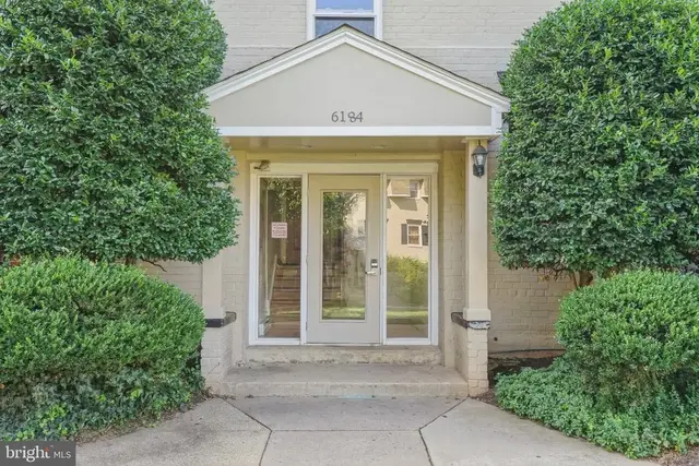 6184 Greenwood Dr #302, Falls Church