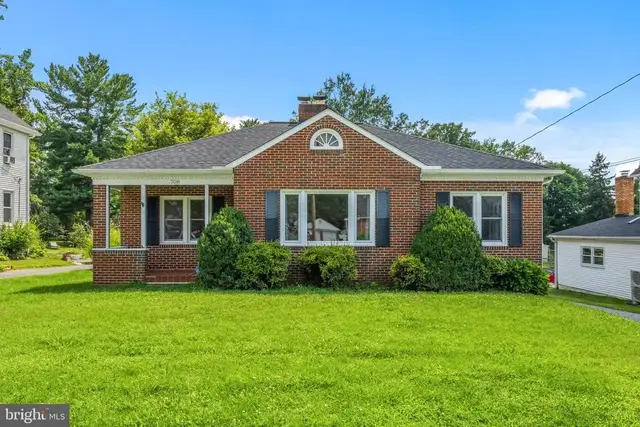 708 E Main St, Middletown