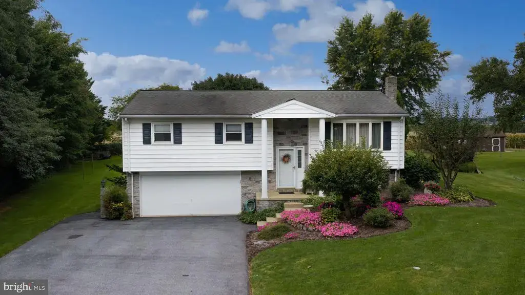 18 Pinewood Ave, EPHRATA