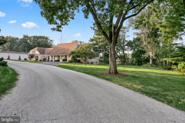 1 W Lawn Cir, Lemoyne