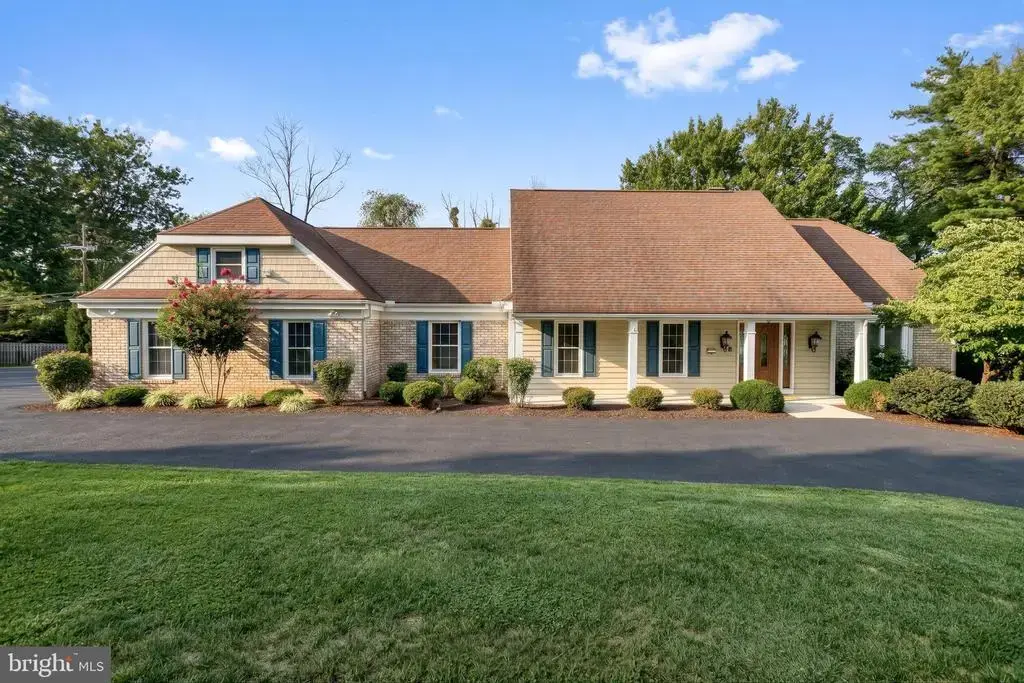 1 W Lawn Cir, LEMOYNE