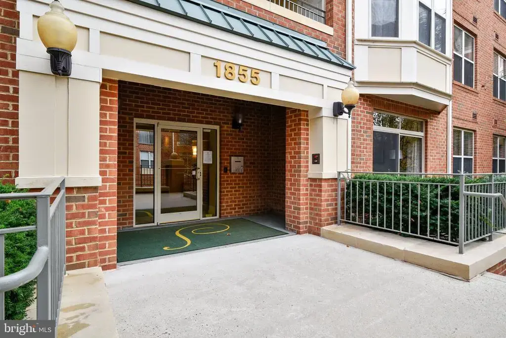 1855 Stratford Park Pl #416, RESTON