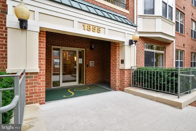 1855 Stratford Park Pl #416, Reston