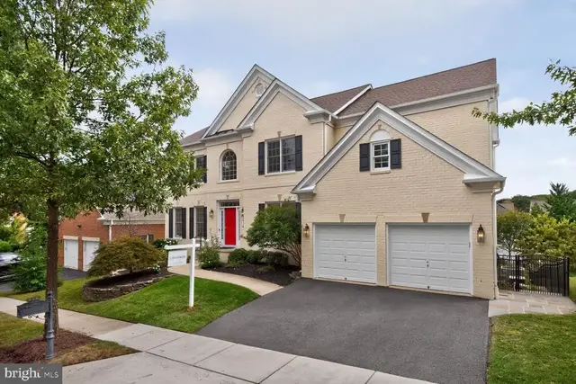 210 Long Trail Ln, Rockville