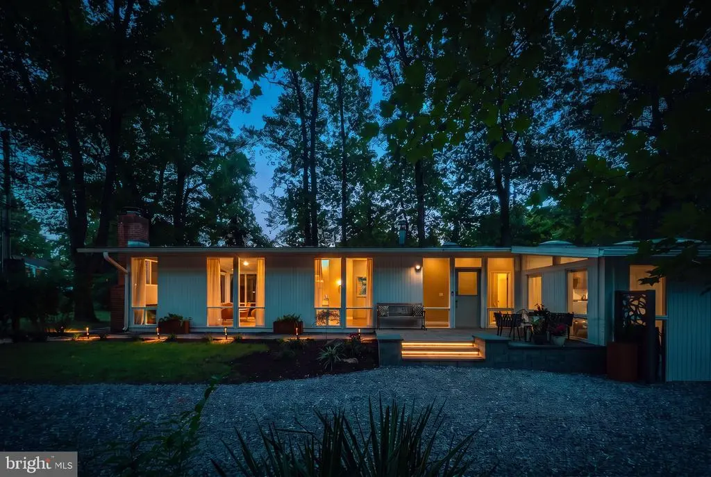 2400 Sherwood Hall Ln, ALEXANDRIA