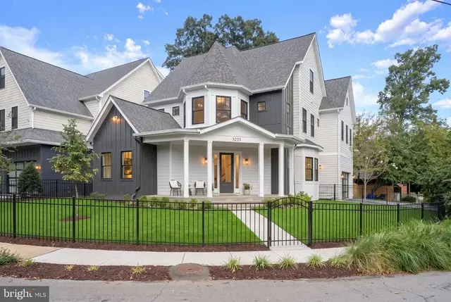 3233 4th St N, Arlington
