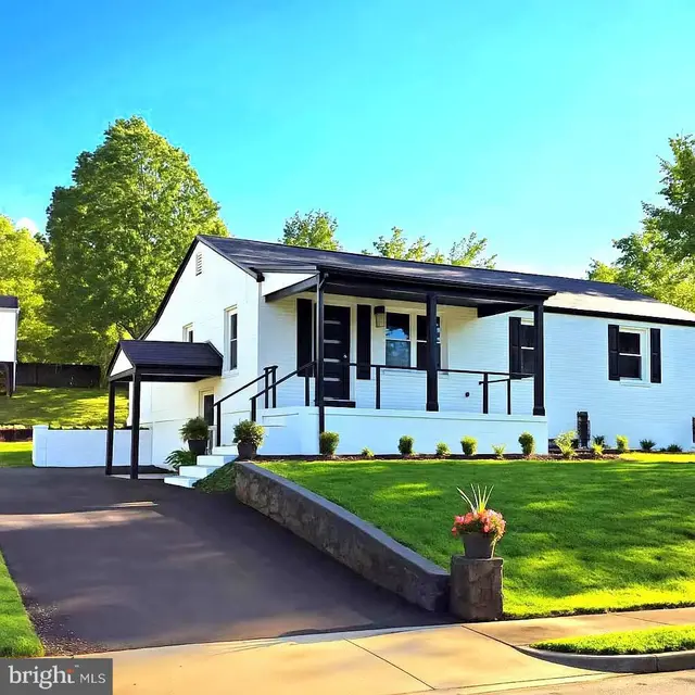 6065 Munson Hill Rd, Falls Church