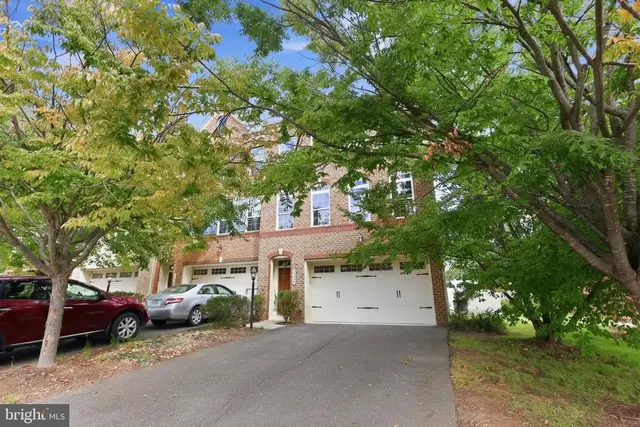 24958 Ashgarten Dr, Chantilly