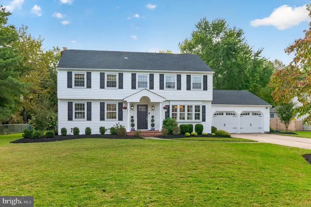 5 Schoolhouse Dr, MEDFORD