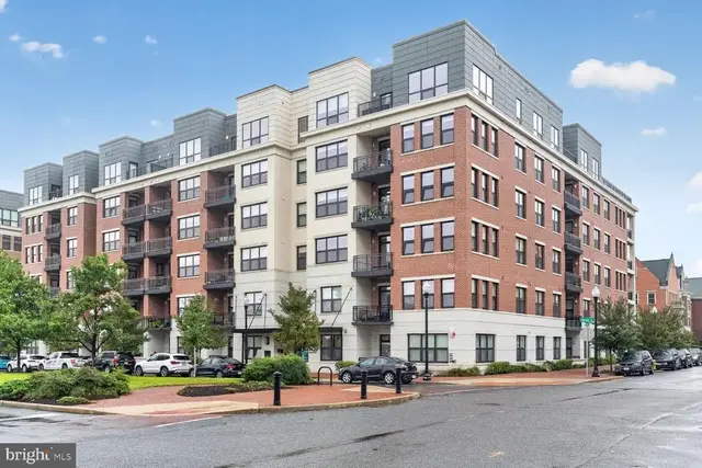 701 Swann Ave #605, Alexandria
