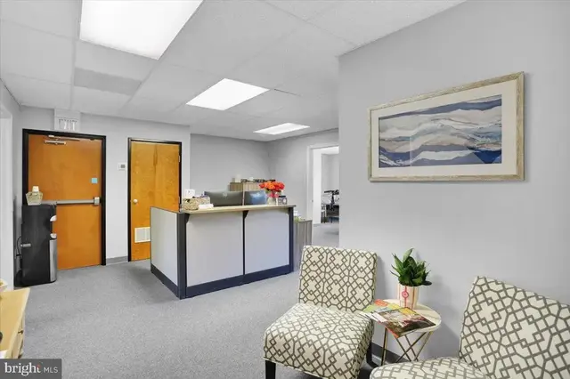 2137 Embassy Dr #208, Lancaster