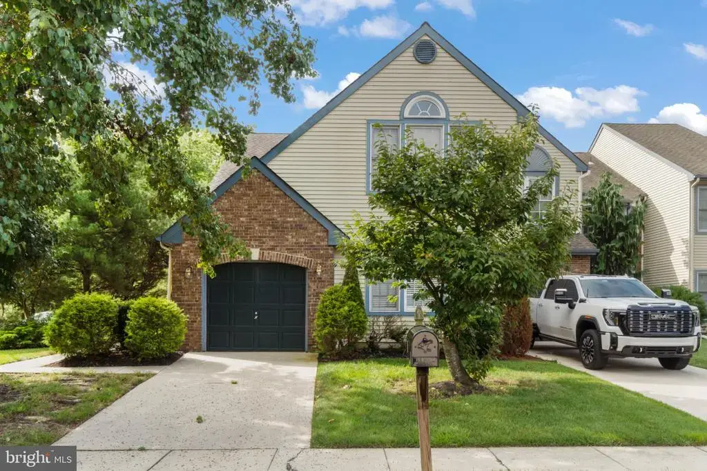 2 Corkery Ln, MEDFORD