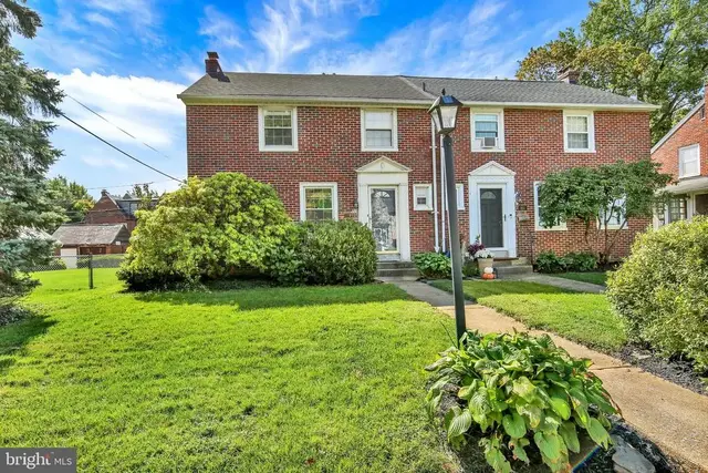 912 Pleasure Rd, Lancaster