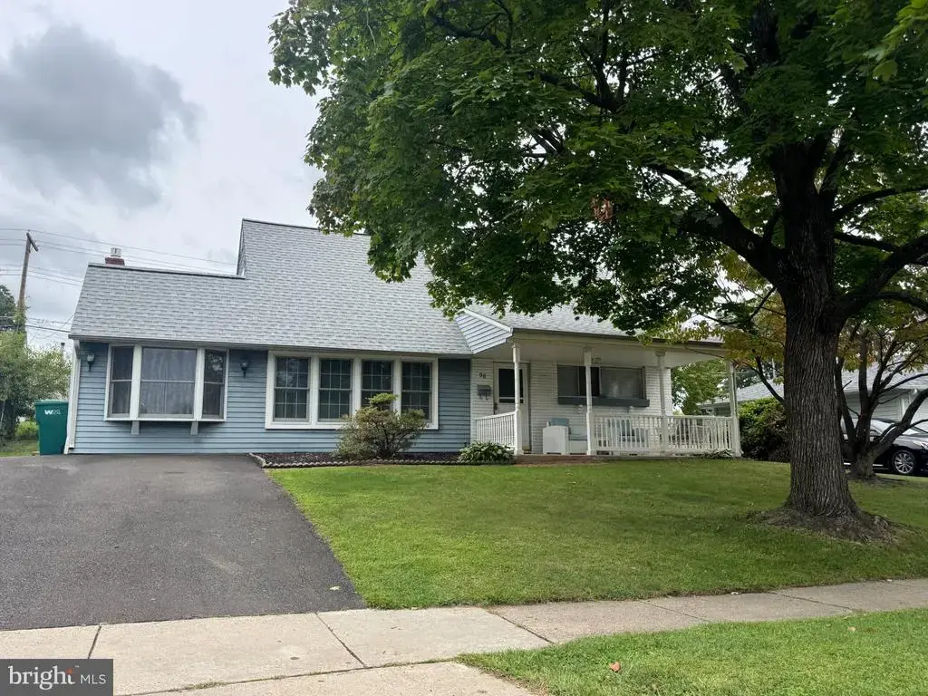 98 Twin Oak Dr, LEVITTOWN
