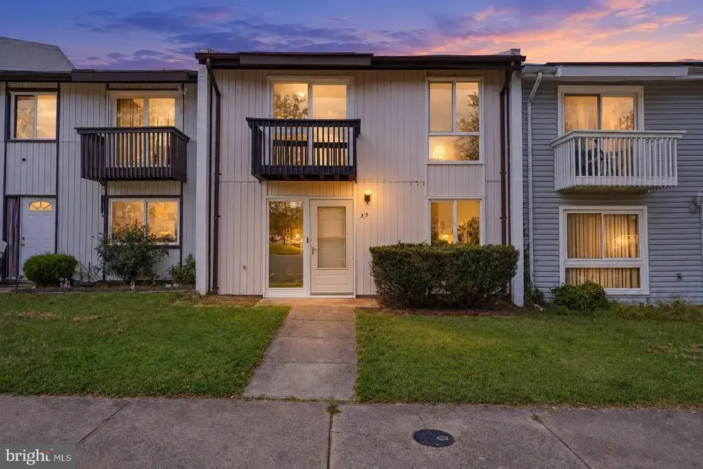 35 Monarch Dr, STERLING