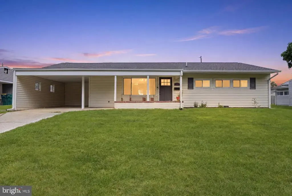 368 Lakeside Dr, LEVITTOWN