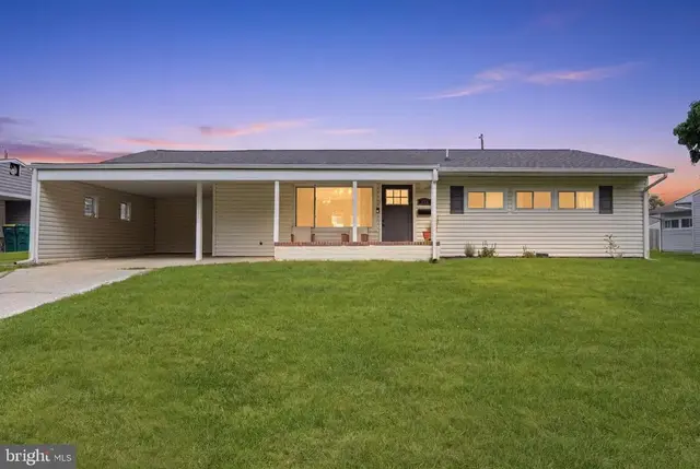 368 Lakeside Dr, Levittown