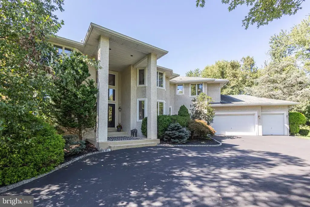 100 E Holland Rd, HOLLAND