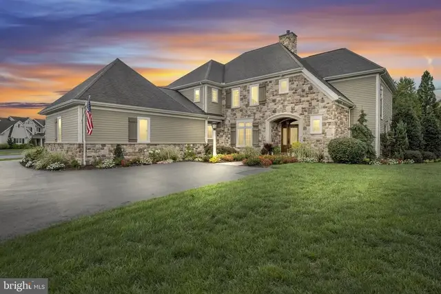 406 Lake Dr, Mechanicsburg