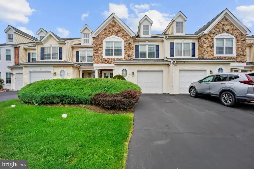 304 Holly Hill Ct, WARWICK