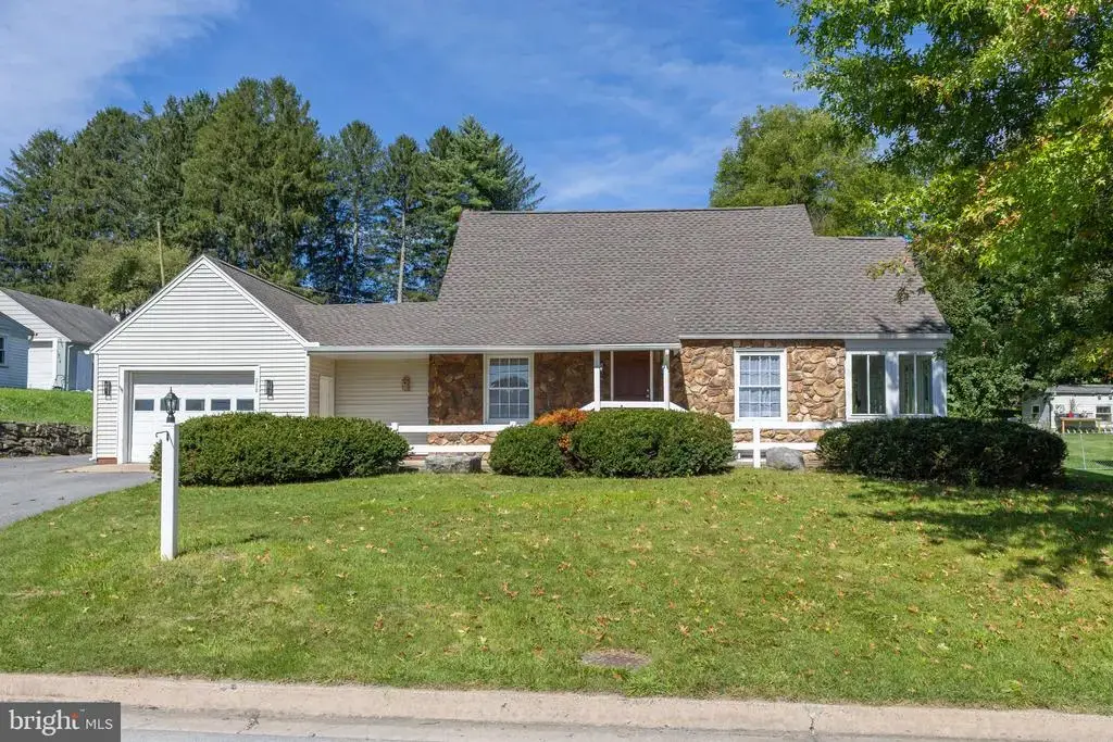 210 E Main St, MILLHEIM