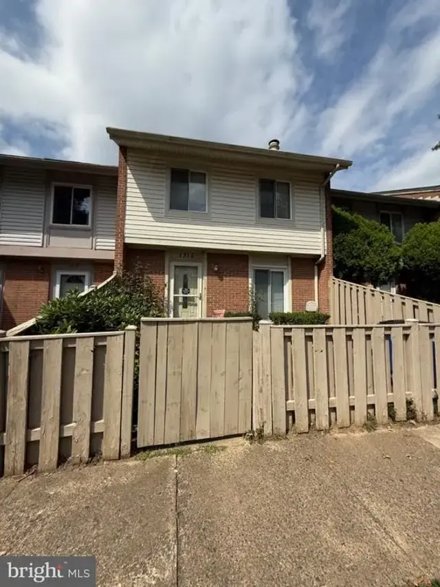 1315 Springtide Pl, Herndon