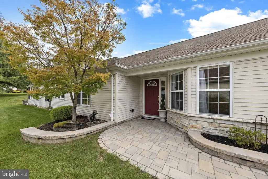 21 Schoolhouse Ln, LAKEWOOD