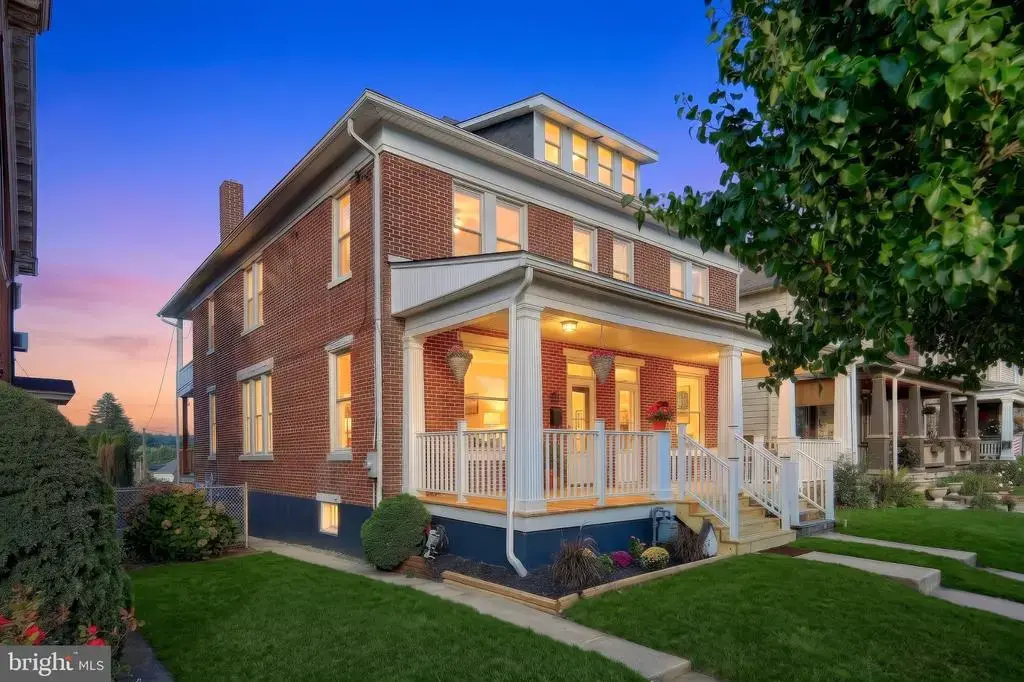 749 W Broadway, RED LION