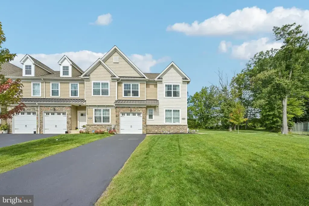 8 Ella Cir, HUNTINGDON VALLEY