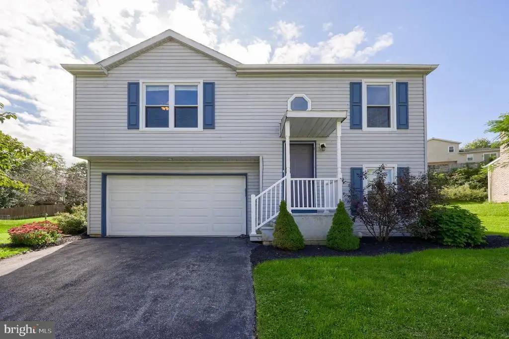 8851 Presidents Dr, HUMMELSTOWN