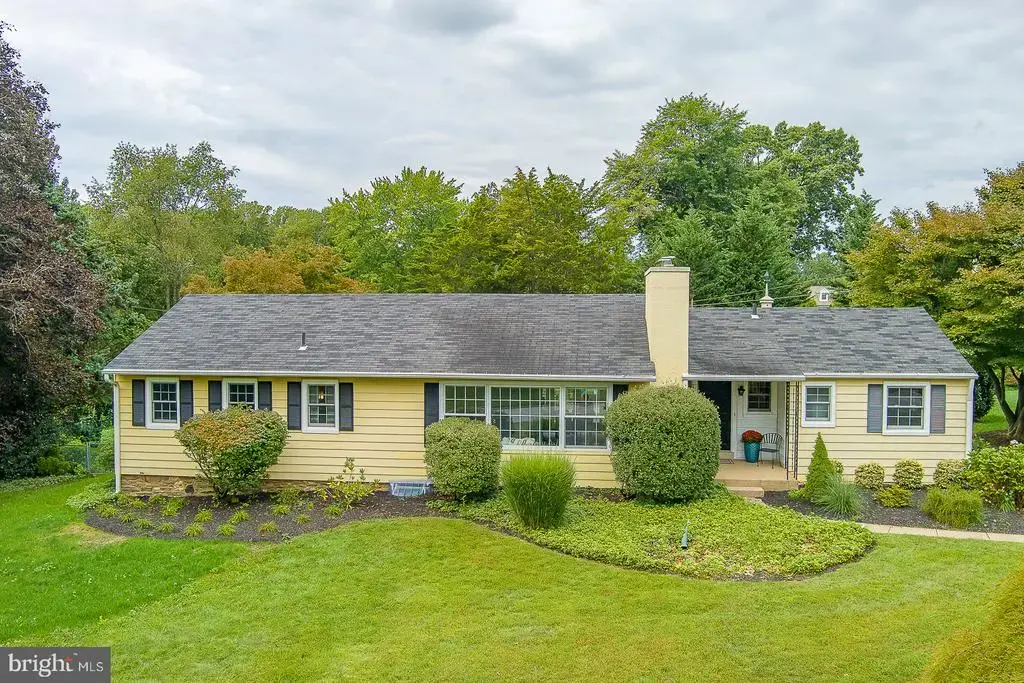 415 School Ln, WAYNE