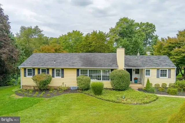 415 School Ln, Wayne
