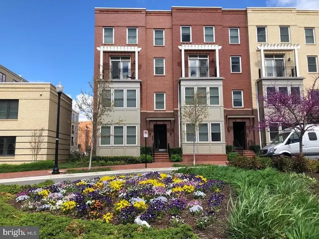 620 E Howell Ave #102, Alexandria