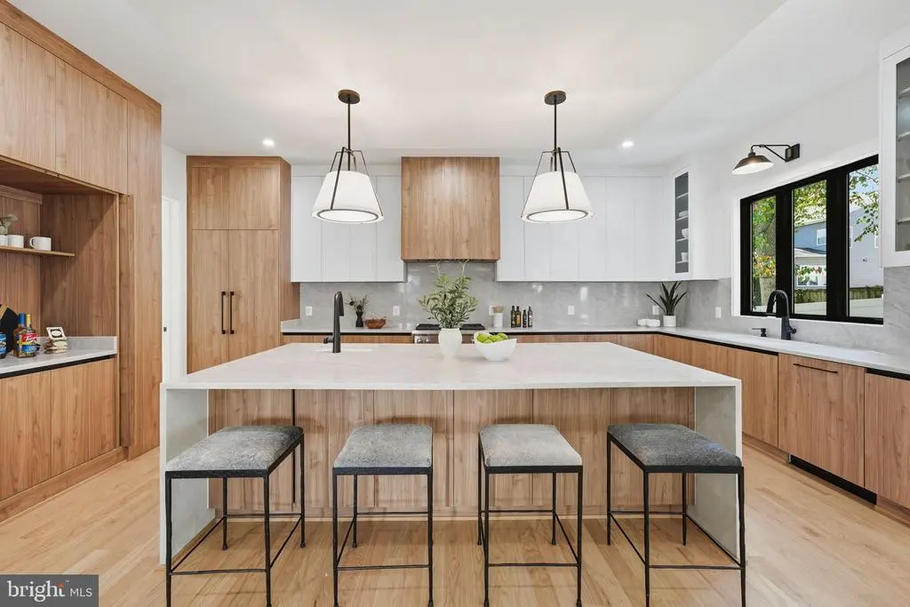 2002 Hillside Dr, FALLS CHURCH