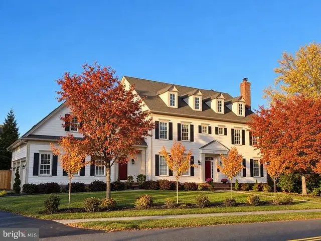 904 Locust St, Herndon